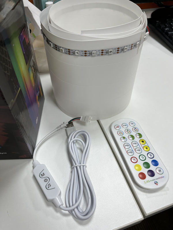 Lampu lantai sudut yang dikendalikan oleh aplikasi WiFi dengan LED pelangi dan irama suara yang dapat dimatikan